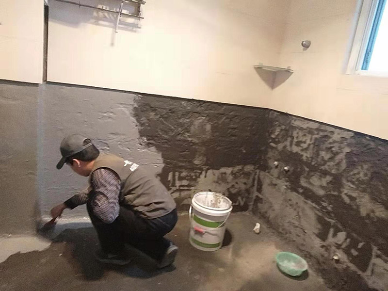 墻面刷防水維修：在涂刷防水涂層之前，先要清理墻面和地面。同時，要用連接的氣泵皮管吹盡陰角處的浮層；首先要量出防水層的高度并劃出基準線；刷防水涂料時要先刷基準線以下位置，并在墻面和地面連接陰角處刷成八字，上下交叉，交接處接應有200mm，不得有漏刷情況出現(xiàn)。 墻角涂刷完成后，沿基準線涂刷墻體：第一遍涂刷墻面時，應上下縱向涂刷，第二遍涂刷墻體，應左右橫向涂刷。 地面防水涂料的涂刷應該從房間里側向門口涂刷，地面水管接口處尤其要仔細涂刷，不能有任何遺漏。