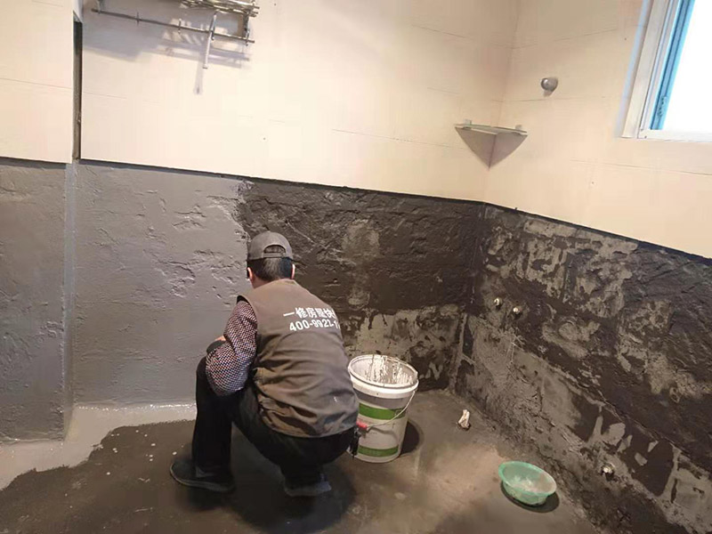 墻面刷防水維修：在涂刷防水涂層之前，先要清理墻面和地面。同時，要用連接的氣泵皮管吹盡陰角處的浮層；首先要量出防水層的高度并劃出基準線；刷防水涂料時要先刷基準線以下位置，并在墻面和地面連接陰角處刷成八字，上下交叉，交接處接應有200mm，不得有漏刷情況出現(xiàn)。 墻角涂刷完成后，沿基準線涂刷墻體：第一遍涂刷墻面時，應上下縱向涂刷，第二遍涂刷墻體，應左右橫向涂刷。 地面防水涂料的涂刷應該從房間里側向門口涂刷，地面水管接口處尤其要仔細涂刷，不能有任何遺漏。