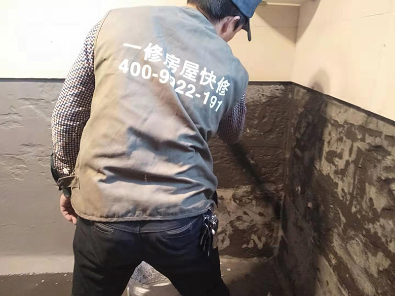 墻面刷防水維修：在涂刷防水涂層之前，先要清理墻面和地面。同時，要用連接的氣泵皮管吹盡陰角處的浮層；首先要量出防水層的高度并劃出基準線；刷防水涂料時要先刷基準線以下位置，并在墻面和地面連接陰角處刷成八字，上下交叉，交接處接應有200mm，不得有漏刷情況出現(xiàn)。 墻角涂刷完成后，沿基準線涂刷墻體：第一遍涂刷墻面時，應上下縱向涂刷，第二遍涂刷墻體，應左右橫向涂刷。 地面防水涂料的涂刷應該從房間里側向門口涂刷，地面水管接口處尤其要仔細涂刷，不能有任何遺漏。