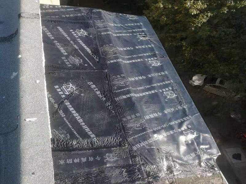 陽臺防水維修：先打開防水涂料把一定量粉料倒入容器，并同時用攪拌鉆攪拌，充分攪拌至無沉淀的乳膠狀沒有發(fā)現(xiàn)生粉團。拌勻后放了15分鐘左右后，再攪拌一下然后開始施工。在操作過程中有時要攪拌下漿料、怕會沉淀。陽臺需要在做完防水層之后做一層防水砂漿作為保護層,這樣可以保護防水層不被破壞!然后再用水泥增加一定厚度,貼瓷磚（注意這期間可以增加一道保溫層,這樣上下都可以做一層防水!）