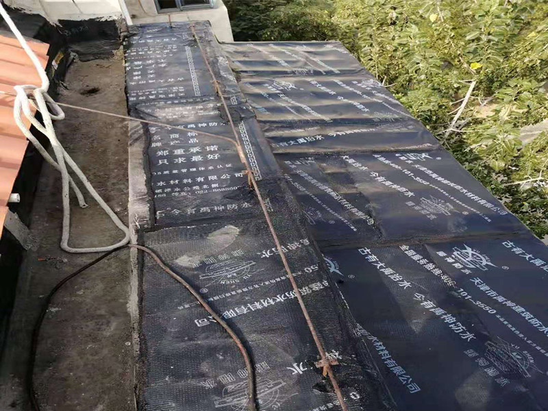 陽臺防水維修：先打開防水涂料把一定量粉料倒入容器，并同時用攪拌鉆攪拌，充分攪拌至無沉淀的乳膠狀沒有發(fā)現(xiàn)生粉團。拌勻后放了15分鐘左右后，再攪拌一下然后開始施工。在操作過程中有時要攪拌下漿料、怕會沉淀。陽臺需要在做完防水層之后做一層防水砂漿作為保護層,這樣可以保護防水層不被破壞!然后再用水泥增加一定厚度,貼瓷磚（注意這期間可以增加一道保溫層,這樣上下都可以做一層防水!）