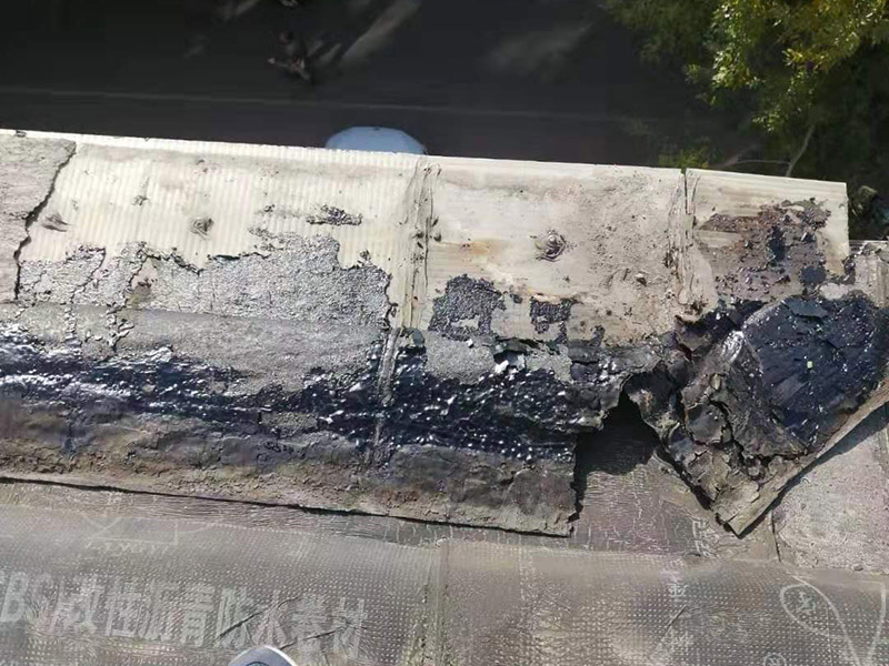 陽臺防水維修：先打開防水涂料把一定量粉料倒入容器，并同時用攪拌鉆攪拌，充分攪拌至無沉淀的乳膠狀沒有發(fā)現(xiàn)生粉團。拌勻后放了15分鐘左右后，再攪拌一下然后開始施工。在操作過程中有時要攪拌下漿料、怕會沉淀。陽臺需要在做完防水層之后做一層防水砂漿作為保護層,這樣可以保護防水層不被破壞!然后再用水泥增加一定厚度,貼瓷磚（注意這期間可以增加一道保溫層,這樣上下都可以做一層防水!）