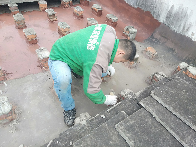 屋面防水施工：涂膜防水層依附于基層，基層質(zhì)量好壞，直接影響防水涂膜的質(zhì)量。因而在涂膜施工前，應(yīng)對基層進(jìn)行認(rèn)真的檢查和必要的處理，使之達(dá)到涂膜施工的要求。涂料的涂布應(yīng)采取&ldquo;先高后低、先遠(yuǎn)后近、先立面后平面&rdquo;的施工順序。同一屋面上先涂布排水比較集中的水落口、天溝、檐口等節(jié)點部位，再進(jìn)行大面積的涂布。用滾刷或毛刷均勻地涂刷多遍，直到達(dá)到規(guī)定的涂膜厚度要求，不得漏底，待涂層干固后，才能進(jìn)行下一道工序。當(dāng)多遍涂布時，每遍涂刷方向應(yīng)與上一遍方向相垂直。