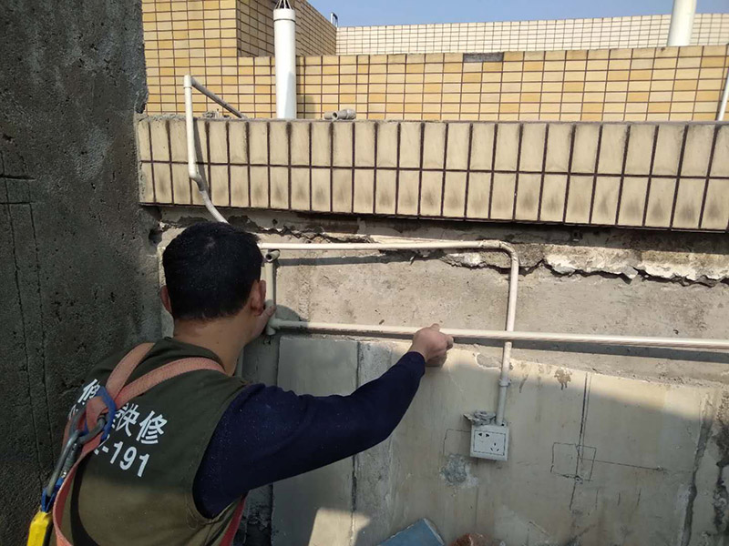 外墻管道漏水維修：首先需要去盡快解決的就是排水的問題，從這里就是要及時的去維修。一般排水管出現(xiàn)漏水的時候，都是比較的難以去檢修的，如果是在外側(cè)還好，如果是墻壁里面的話，那么還是需要去避免的。 1、找滲水的部位，鑿開外墻滲水區(qū)域，進(jìn)行檢測，找到滲水的根本原因，然后進(jìn)行處理。 2、如果是飄窗板上面滲水。這個時候就可以采用注漿法進(jìn)行修復(fù)，也可以用相同的墻體來好好修復(fù)。3、里面修復(fù)好后，外墻也需要修復(fù)，主要是用涂料修復(fù)，用防水膩?zhàn)铀?次后，然后按照其他的裝修工藝進(jìn)行施工。 4、仔細(xì)的找到墻體上門的空頭縫，墻體上門的孔洞，一一將它們進(jìn)行清除、填補(bǔ)。