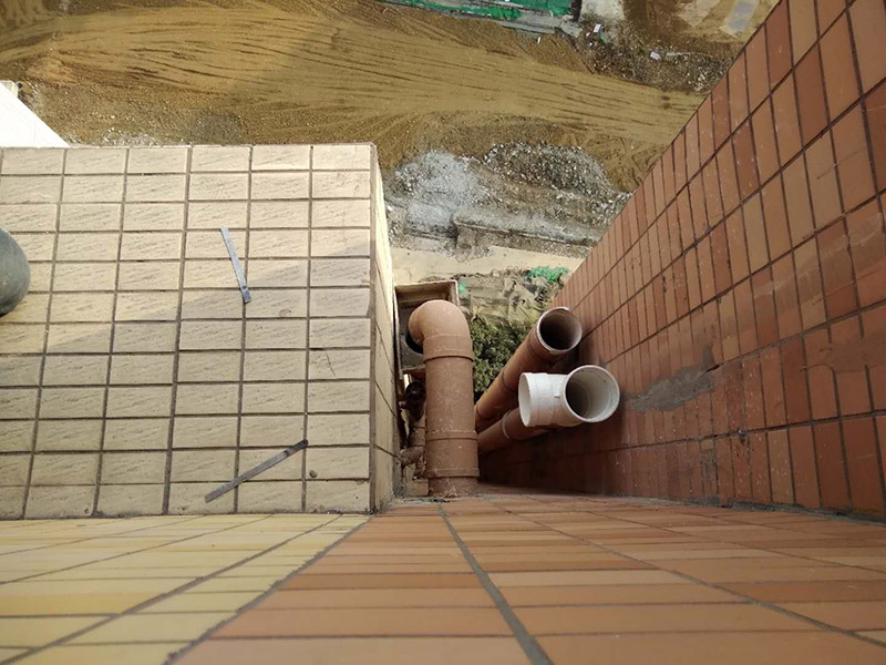 外墻管道漏水維修：首先需要去盡快解決的就是排水的問題，從這里就是要及時的去維修。一般排水管出現(xiàn)漏水的時候，都是比較的難以去檢修的，如果是在外側(cè)還好，如果是墻壁里面的話，那么還是需要去避免的。 1、找滲水的部位，鑿開外墻滲水區(qū)域，進(jìn)行檢測，找到滲水的根本原因，然后進(jìn)行處理。 2、如果是飄窗板上面滲水。這個時候就可以采用注漿法進(jìn)行修復(fù)，也可以用相同的墻體來好好修復(fù)。3、里面修復(fù)好后，外墻也需要修復(fù)，主要是用涂料修復(fù)，用防水膩?zhàn)铀?次后，然后按照其他的裝修工藝進(jìn)行施工。 4、仔細(xì)的找到墻體上門的空頭縫，墻體上門的孔洞，一一將它們進(jìn)行清除、填補(bǔ)。