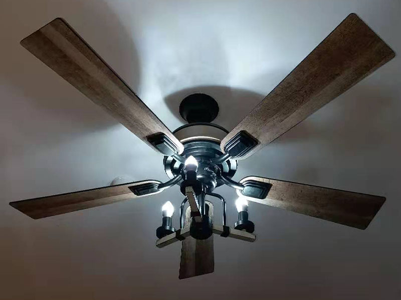 吊扇燈安裝：首先要使電路斷電，請拆下相應(yīng)的保險(xiǎn)絲或使相應(yīng)斷路器跳閘。另外，您也可以操作總開關(guān)以切斷家里的總電源。從天花板上拆下原來的燈具。大多數(shù)燈具都使用螺栓或螺釘固定在天花板上，拆下蓋板后可斷開連接。在大多數(shù)家庭中，電路中有兩根線，燈具中有三根線。將黑線和黑線相連、白線和白線相連，然后將剩余的接地線(裸線或綠線)連接到金屬接線盒中或制造商建議的其他位置。使用接線螺母進(jìn)行連接，并在連接后檢查是否牢固。