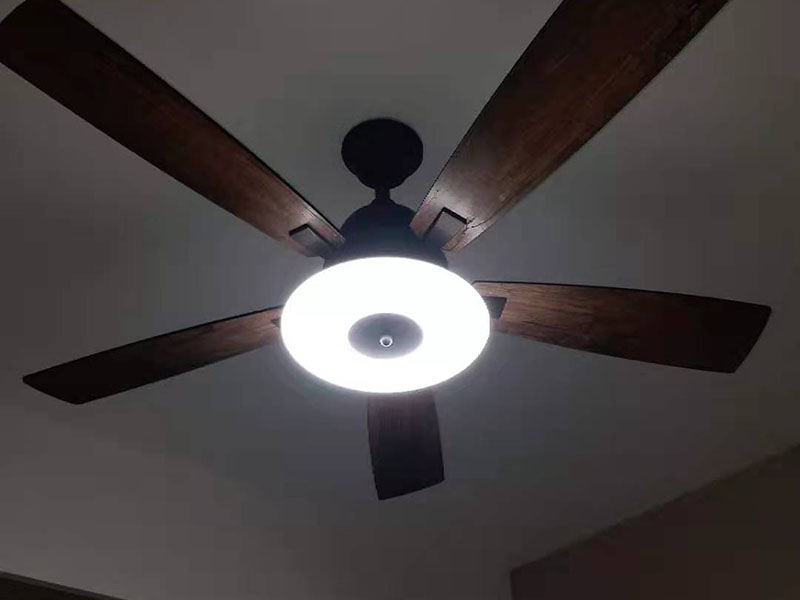 吊扇燈安裝：首先要使電路斷電，請拆下相應(yīng)的保險(xiǎn)絲或使相應(yīng)斷路器跳閘。另外，您也可以操作總開關(guān)以切斷家里的總電源。從天花板上拆下原來的燈具。大多數(shù)燈具都使用螺栓或螺釘固定在天花板上，拆下蓋板后可斷開連接。在大多數(shù)家庭中，電路中有兩根線，燈具中有三根線。將黑線和黑線相連、白線和白線相連，然后將剩余的接地線(裸線或綠線)連接到金屬接線盒中或制造商建議的其他位置。使用接線螺母進(jìn)行連接，并在連接后檢查是否牢固。