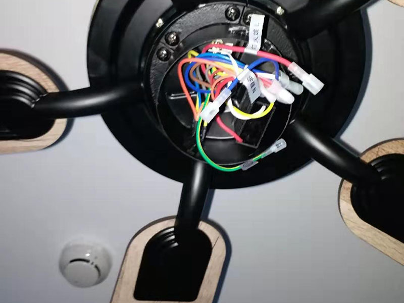 吊扇燈安裝：首先要使電路斷電，請拆下相應(yīng)的保險(xiǎn)絲或使相應(yīng)斷路器跳閘。另外，您也可以操作總開關(guān)以切斷家里的總電源。從天花板上拆下原來的燈具。大多數(shù)燈具都使用螺栓或螺釘固定在天花板上，拆下蓋板后可斷開連接。在大多數(shù)家庭中，電路中有兩根線，燈具中有三根線。將黑線和黑線相連、白線和白線相連，然后將剩余的接地線(裸線或綠線)連接到金屬接線盒中或制造商建議的其他位置。使用接線螺母進(jìn)行連接，并在連接后檢查是否牢固。