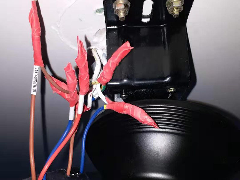 吊扇燈安裝：首先要使電路斷電，請拆下相應(yīng)的保險(xiǎn)絲或使相應(yīng)斷路器跳閘。另外，您也可以操作總開關(guān)以切斷家里的總電源。從天花板上拆下原來的燈具。大多數(shù)燈具都使用螺栓或螺釘固定在天花板上，拆下蓋板后可斷開連接。在大多數(shù)家庭中，電路中有兩根線，燈具中有三根線。將黑線和黑線相連、白線和白線相連，然后將剩余的接地線(裸線或綠線)連接到金屬接線盒中或制造商建議的其他位置。使用接線螺母進(jìn)行連接，并在連接后檢查是否牢固。