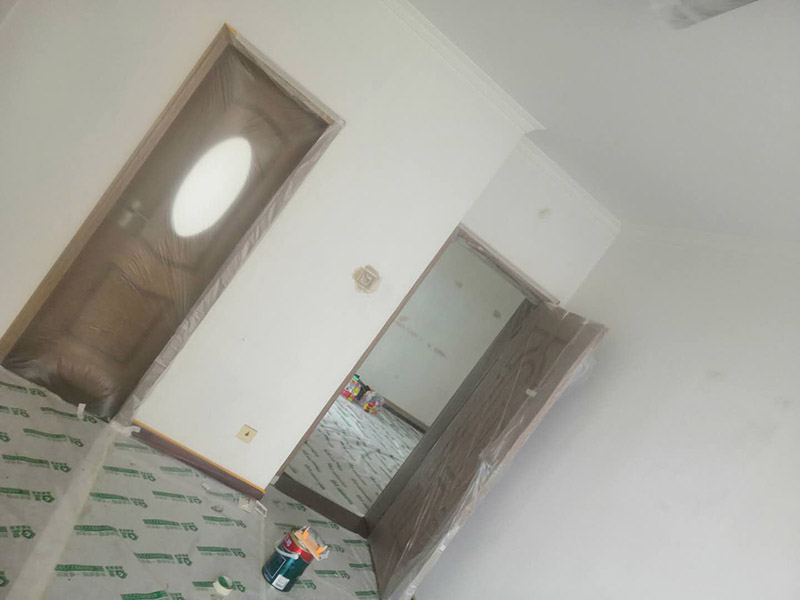 墻面乳膠漆翻新：如果原墻是乳膠漆，且基礎強度較好，經(jīng)簡單打毛修補后可以直接刷漆，但要注意不要破壞原墻漆膜的完整性，也不要用比原墻乳膠漆附著力好太多的乳膠漆，否則容易起皮脫落；如果原墻是刮瓷，則必須產(chǎn)掉重做，其實在這方面只要掌握一個原則，即同等性質才能翻新，否則就必須重來。 如果原墻面的漆已經(jīng)不好了的話，再刷上乳膠漆會把以前的乳膠漆泡下來，可以選鮮呼吸SBS強力膠、鮮呼吸卓越型白膠，再刮一遍膩子打磨后再刷乳膠漆。另外，如果經(jīng)濟條件允許，而你對原墻質量又不滿意的話，建議最好重做。因為墻面的處理是整個裝修過程中最骯臟的部分，千萬不要圖省事，否則以后會很麻煩。