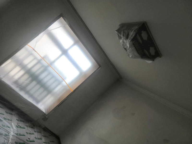 墻面乳膠漆翻新：如果原墻是乳膠漆，且基礎強度較好，經(jīng)簡單打毛修補后可以直接刷漆，但要注意不要破壞原墻漆膜的完整性，也不要用比原墻乳膠漆附著力好太多的乳膠漆，否則容易起皮脫落；如果原墻是刮瓷，則必須產(chǎn)掉重做，其實在這方面只要掌握一個原則，即同等性質才能翻新，否則就必須重來。 如果原墻面的漆已經(jīng)不好了的話，再刷上乳膠漆會把以前的乳膠漆泡下來，可以選鮮呼吸SBS強力膠、鮮呼吸卓越型白膠，再刮一遍膩子打磨后再刷乳膠漆。另外，如果經(jīng)濟條件允許，而你對原墻質量又不滿意的話，建議最好重做。因為墻面的處理是整個裝修過程中最骯臟的部分，千萬不要圖省事，否則以后會很麻煩。