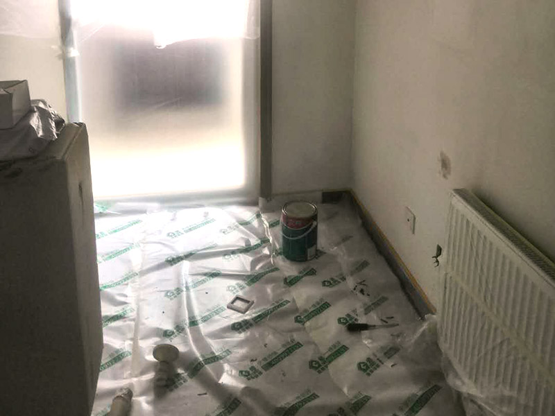 墻面乳膠漆翻新：如果原墻是乳膠漆，且基礎強度較好，經(jīng)簡單打毛修補后可以直接刷漆，但要注意不要破壞原墻漆膜的完整性，也不要用比原墻乳膠漆附著力好太多的乳膠漆，否則容易起皮脫落；如果原墻是刮瓷，則必須產(chǎn)掉重做，其實在這方面只要掌握一個原則，即同等性質才能翻新，否則就必須重來。 如果原墻面的漆已經(jīng)不好了的話，再刷上乳膠漆會把以前的乳膠漆泡下來，可以選鮮呼吸SBS強力膠、鮮呼吸卓越型白膠，再刮一遍膩子打磨后再刷乳膠漆。另外，如果經(jīng)濟條件允許，而你對原墻質量又不滿意的話，建議最好重做。因為墻面的處理是整個裝修過程中最骯臟的部分，千萬不要圖省事，否則以后會很麻煩。