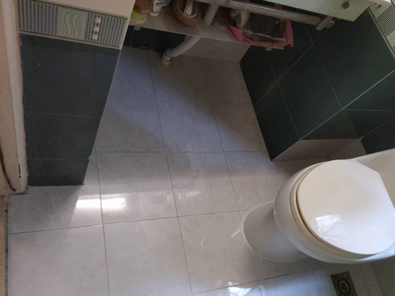 衛(wèi)生間局部裝修：我們要做好衛(wèi)生間的防水工程，一般來說，它的地面防水是需要做兩遍，其防水層要高出地面大概250mm左右。然后我們在做好保護層，處理好地面防水之后，衛(wèi)生間的墻面也需要做好相應(yīng)的防水工程。需要注意的是衛(wèi)生間的墻面防水層最好做到頂，防水工程做好之后，一定不要忘了做24小時閉水試驗。