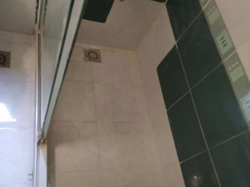 衛(wèi)生間局部裝修：我們要做好衛(wèi)生間的防水工程，一般來說，它的地面防水是需要做兩遍，其防水層要高出地面大概250mm左右。然后我們在做好保護層，處理好地面防水之后，衛(wèi)生間的墻面也需要做好相應(yīng)的防水工程。需要注意的是衛(wèi)生間的墻面防水層最好做到頂，防水工程做好之后，一定不要忘了做24小時閉水試驗。