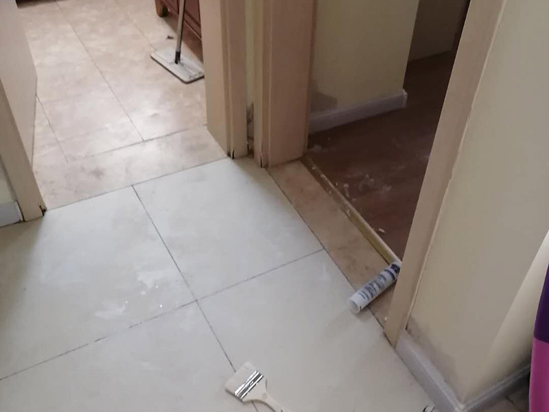 浴室外墻修補：衛(wèi)生間外墻墻皮脫落bai也很正常，主要是因為衛(wèi)du生間長期潮濕，容易變得zhi墻皮dao起泡脫落，如何處理呢？如果想要省心請直接叫專業(yè)的施工隊伍來干，如果自己處理的話也比較麻煩，首先要鏟除掉外皮，然后再打磨，然后繼續(xù)施工防水漆，要多刷幾層。刷漆以前注意掌握基底的干濕程度。