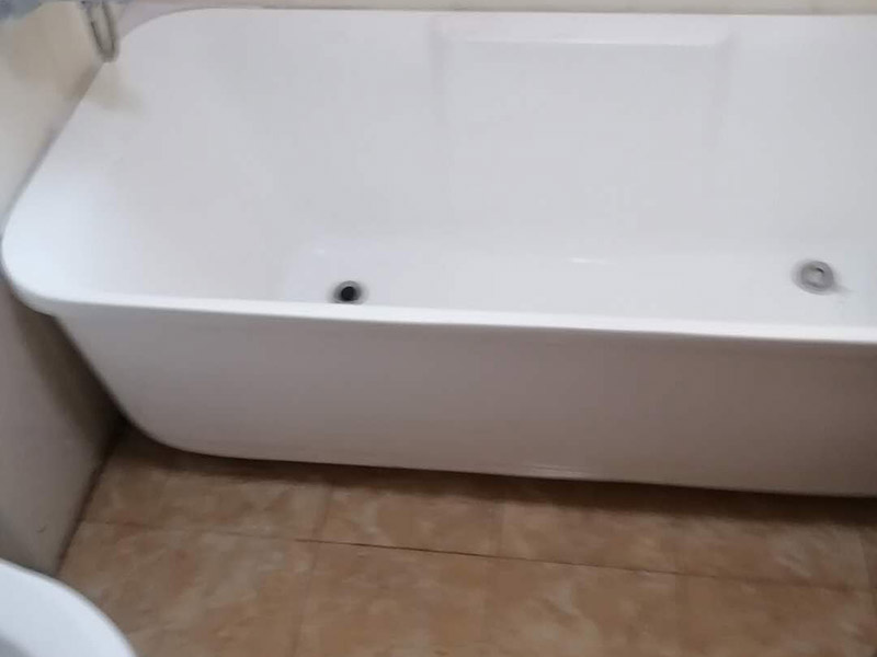 浴室外墻修補：衛(wèi)生間外墻墻皮脫落bai也很正常，主要是因為衛(wèi)du生間長期潮濕，容易變得zhi墻皮dao起泡脫落，如何處理呢？如果想要省心請直接叫專業(yè)的施工隊伍來干，如果自己處理的話也比較麻煩，首先要鏟除掉外皮，然后再打磨，然后繼續(xù)施工防水漆，要多刷幾層。刷漆以前注意掌握基底的干濕程度。