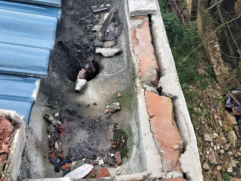 屋檐漏水維修：如果屋頂以前沒有做過防水，是新的水泥樓頂，那最好全面的做一次整體防水。選擇質(zhì)量較好的聚酯防水涂料或者聚酯防水卷材。如果以前做過防水，且時間較久，那么可能防水層已經(jīng)基本失去作用了，只能重新再做一遍。 先清理基面、找平層至混凝土結(jié)構(gòu)層（注意事項一定要打到原混凝土結(jié)構(gòu)層）。用吹風(fēng)機、掃把清理雜物，基面充分濕潤。然后填平裂縫、封閉裂縫、并且用砂漿找平。 接下來就是用聚酯防水涂刷，涂覆要盡量均勻，不能局部沉積，各層之間的時間間隔以前一層涂膜干固不粘手為準(zhǔn)?；嬉笃秸?、牢固、干凈、無明水、無滲漏、凹凸不平及裂縫處須 先找平，陰陽角應(yīng)做成圓弧角，注意不要有空鼓的現(xiàn)象。