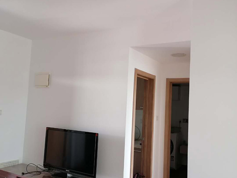 全屋墻面翻新：無(wú)法搬移或者不搬移的物品，應(yīng)采用專業(yè)材料和遮蔽保護(hù)膜進(jìn)行現(xiàn)場(chǎng)遮蔽，家里的每一件物品，包括地板、衣柜、電器、燈具、門(mén)窗、開(kāi)關(guān)等，都應(yīng)進(jìn)行保護(hù)，保證施工后依然潔凈如新。 墻面涂刷前，可以使用進(jìn)口的無(wú)塵打磨機(jī)進(jìn)行墻面打磨，保證打磨過(guò)程中無(wú)灰塵，且效率高，注意打磨平整。 根據(jù)制定的方案修復(fù)墻面問(wèn)題，可以使用高效環(huán)保的鮮呼吸凈味墻面漆、凈味防霉墻面漆等環(huán)保涂料進(jìn)行施工，降低裝修中的甲醛危害，打造健康生活。還可縮短時(shí)間，快速住新家。 涂刷完成后，從整體上對(duì)墻面進(jìn)行部分修補(bǔ)，保證墻面顏色一致，避免出現(xiàn)色差等問(wèn)題。