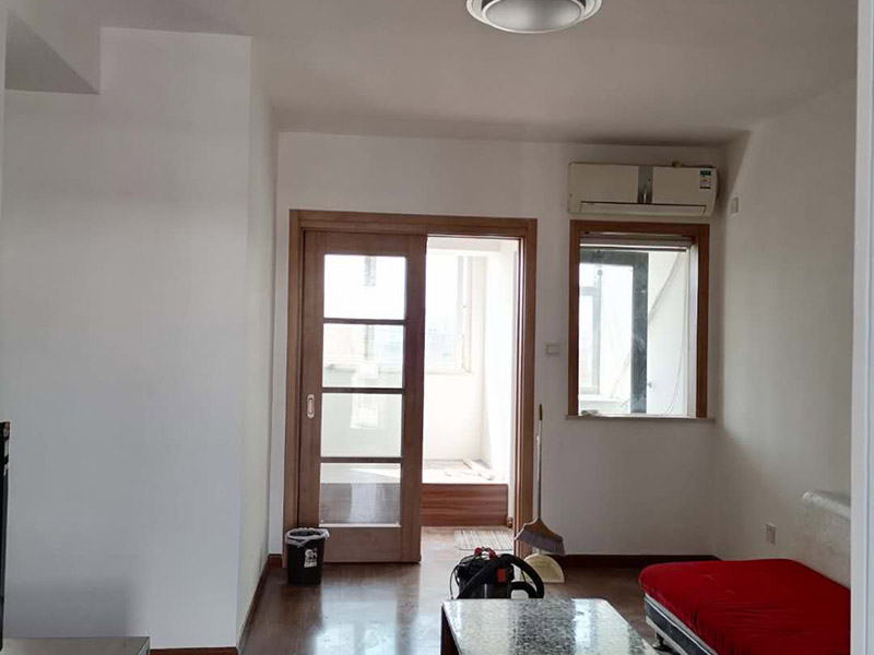 全屋墻面翻新：無(wú)法搬移或者不搬移的物品，應(yīng)采用專業(yè)材料和遮蔽保護(hù)膜進(jìn)行現(xiàn)場(chǎng)遮蔽，家里的每一件物品，包括地板、衣柜、電器、燈具、門(mén)窗、開(kāi)關(guān)等，都應(yīng)進(jìn)行保護(hù)，保證施工后依然潔凈如新。 墻面涂刷前，可以使用進(jìn)口的無(wú)塵打磨機(jī)進(jìn)行墻面打磨，保證打磨過(guò)程中無(wú)灰塵，且效率高，注意打磨平整。 根據(jù)制定的方案修復(fù)墻面問(wèn)題，可以使用高效環(huán)保的鮮呼吸凈味墻面漆、凈味防霉墻面漆等環(huán)保涂料進(jìn)行施工，降低裝修中的甲醛危害，打造健康生活。還可縮短時(shí)間，快速住新家。 涂刷完成后，從整體上對(duì)墻面進(jìn)行部分修補(bǔ)，保證墻面顏色一致，避免出現(xiàn)色差等問(wèn)題。