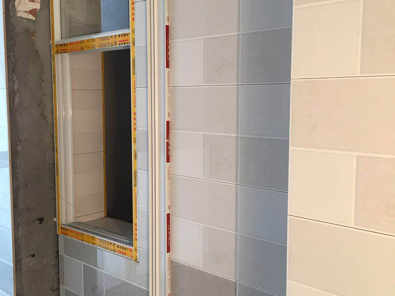 浴室墻磚更換：鋪瓷磚的順序其實(shí)也是有不少講究的，鋪地磚的時候應(yīng)該從內(nèi)向外貼，遇到坡度或者有地漏的地方，還要注意排水方向找坡；墻面磚的鋪貼應(yīng)該從下向上進(jìn)行。為了最后的鋪貼效果美觀，最底層的瓷磚要最后貼；墻面磚鋪貼結(jié)束以后還要壓地磚。
這里要注意的是，貼瓷磚的時候不能一面墻貼到頂，否則由于瓷磚較重容易引起脫落。鋪好了地磚盡量不要去踩。