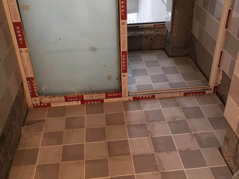 浴室墻磚更換：鋪瓷磚的順序其實(shí)也是有不少講究的，鋪地磚的時候應(yīng)該從內(nèi)向外貼，遇到坡度或者有地漏的地方，還要注意排水方向找坡；墻面磚的鋪貼應(yīng)該從下向上進(jìn)行。為了最后的鋪貼效果美觀，最底層的瓷磚要最后貼；墻面磚鋪貼結(jié)束以后還要壓地磚。 這里要注意的是，貼瓷磚的時候不能一面墻貼到頂，否則由于瓷磚較重容易引起脫落。鋪好了地磚盡量不要去踩。