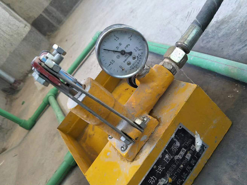 廚房水管打壓測試：1、直至管道內(nèi)充滿水,關(guān)閉排氣孔。2、逐步增加管道壓力(可觀察壓力表),增至到試驗壓力并穩(wěn)壓30min,期間如壓力下降可注水補壓。但不得高于試驗壓力。3、檢查管道接口、配件等處有無滲漏現(xiàn)象。如有滲漏,,應(yīng)中止試壓,查明原因并解決滲漏,再按步驟5進(jìn)行組織試壓。4、泄壓至最大試驗壓力的50%;5、如果壓力穩(wěn)定在50%的最大工作壓力,甚至有壓力上升現(xiàn)象,表明無滲漏;6、再持續(xù)進(jìn)行外觀檢查90in,如仍無滲漏,則試壓合格。7、管道長度,根據(jù)實際情況采取,但最長不得長于500m;8、在管道兩端(已焊有PE法蘭盤)配裝密閉法蘭板,中間使用硅膠板作密封。用螺栓緊固,并配置球閥。一端為進(jìn)水口,一端為出水口(也做排氣孔)。9、在進(jìn)水口端,應(yīng)安裝上壓力表。