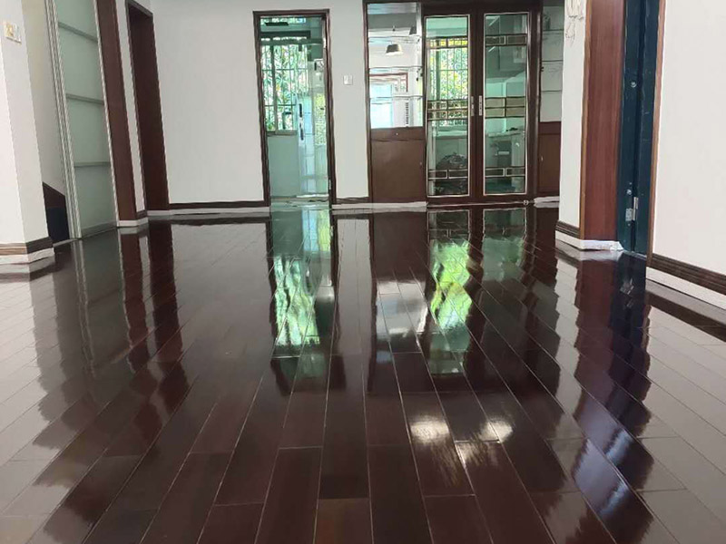 地板保養(yǎng)打蠟：首先不是所有的地板都是有需要打蠟保養(yǎng)的，強(qiáng)化地板就是不需要打蠟的。它是分為了耐磨層、基材層和底層三層結(jié)合成的。表層耐磨層為三氧化二鋁，具有較高的耐磨性和防護(hù)性，因此相對于實(shí)木等其他地板，強(qiáng)化地板的表層本身保護(hù)比較嚴(yán)實(shí)，不需要&ldquo;多此一舉&rdquo;。 很多人認(rèn)為打蠟時，越多蠟越好，其實(shí)這個是很大的誤區(qū)。如果是用蠟過多，反而因?yàn)榭p隙填滿太多而影響美觀，還有可能會造成也拋光不勻，直接影響了地板亮度。所以只要用適當(dāng)?shù)挠靡恍┫灳蛪蛄?，而且地板打蠟也不是越頻繁越好，一般實(shí)木地板隔半年打一次即可。