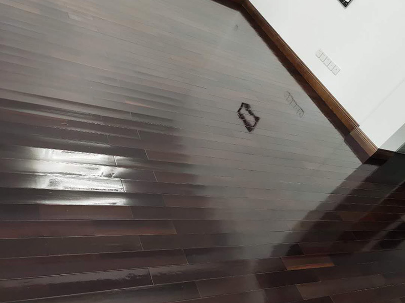 地板保養(yǎng)打蠟：首先不是所有的地板都是有需要打蠟保養(yǎng)的，強(qiáng)化地板就是不需要打蠟的。它是分為了耐磨層、基材層和底層三層結(jié)合成的。表層耐磨層為三氧化二鋁，具有較高的耐磨性和防護(hù)性，因此相對于實(shí)木等其他地板，強(qiáng)化地板的表層本身保護(hù)比較嚴(yán)實(shí)，不需要&ldquo;多此一舉&rdquo;。 很多人認(rèn)為打蠟時，越多蠟越好，其實(shí)這個是很大的誤區(qū)。如果是用蠟過多，反而因?yàn)榭p隙填滿太多而影響美觀，還有可能會造成也拋光不勻，直接影響了地板亮度。所以只要用適當(dāng)?shù)挠靡恍┫灳蛪蛄耍业匕宕蛳炓膊皇窃筋l繁越好，一般實(shí)木地板隔半年打一次即可。