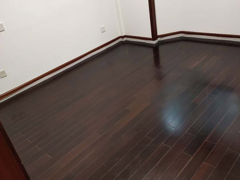 地板保養(yǎng)打蠟：首先不是所有的地板都是有需要打蠟保養(yǎng)的，強(qiáng)化地板就是不需要打蠟的。它是分為了耐磨層、基材層和底層三層結(jié)合成的。表層耐磨層為三氧化二鋁，具有較高的耐磨性和防護(hù)性，因此相對于實(shí)木等其他地板，強(qiáng)化地板的表層本身保護(hù)比較嚴(yán)實(shí)，不需要&ldquo;多此一舉&rdquo;。 很多人認(rèn)為打蠟時，越多蠟越好，其實(shí)這個是很大的誤區(qū)。如果是用蠟過多，反而因?yàn)榭p隙填滿太多而影響美觀，還有可能會造成也拋光不勻，直接影響了地板亮度。所以只要用適當(dāng)?shù)挠靡恍┫灳蛪蛄?，而且地板打蠟也不是越頻繁越好，一般實(shí)木地板隔半年打一次即可。