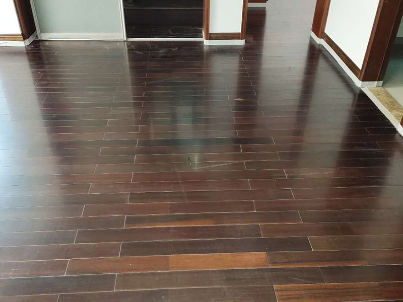 地板保養(yǎng)打蠟：首先不是所有的地板都是有需要打蠟保養(yǎng)的，強(qiáng)化地板就是不需要打蠟的。它是分為了耐磨層、基材層和底層三層結(jié)合成的。表層耐磨層為三氧化二鋁，具有較高的耐磨性和防護(hù)性，因此相對于實(shí)木等其他地板，強(qiáng)化地板的表層本身保護(hù)比較嚴(yán)實(shí)，不需要&ldquo;多此一舉&rdquo;。 很多人認(rèn)為打蠟時，越多蠟越好，其實(shí)這個是很大的誤區(qū)。如果是用蠟過多，反而因?yàn)榭p隙填滿太多而影響美觀，還有可能會造成也拋光不勻，直接影響了地板亮度。所以只要用適當(dāng)?shù)挠靡恍┫灳蛪蛄?，而且地板打蠟也不是越頻繁越好，一般實(shí)木地板隔半年打一次即可。