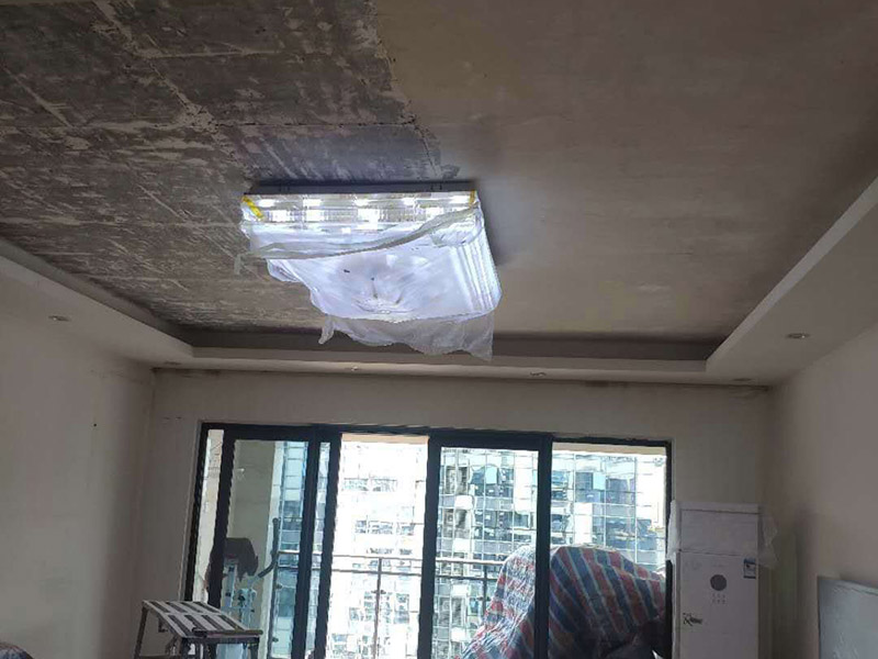 客廳頂面粉刷翻新：首先做基層處理：用膩子做墻面基層弄平。 接著要選擇一款質量信得過的乳膠漆底漆。最后進行墻布基膜的涂刷。做完這些，就可以在墻面上粘貼喜的壁紙了。 刷基膜的好處還在于以后換壁紙后方便，舊壁紙撕下后，墻面完好。它能滲入基面，使基面更堅固、耐久，同時又不受基面、水分、潮氣及堿性物質的影響，不致基面粉化。 水泥墻面也不可以直接刷涂料。即使墻面摸起來十分平滑，如果墻面沒有進行處理，直接刷涂料的話以后會出現(xiàn)裂痕、起皮、空鼓的現(xiàn)象。而且直接涂刷涂料，會蓋不住水泥墻的底色。 所以要先在水泥墻面涂刷界面劑，然后再進行找平處理，確定墻面的平整度小于4mm。最后在批刮兩遍耐水膩子。批刮完耐水膩子之后，粉刷涂料就好。膩子可以遮蓋水泥的灰色。