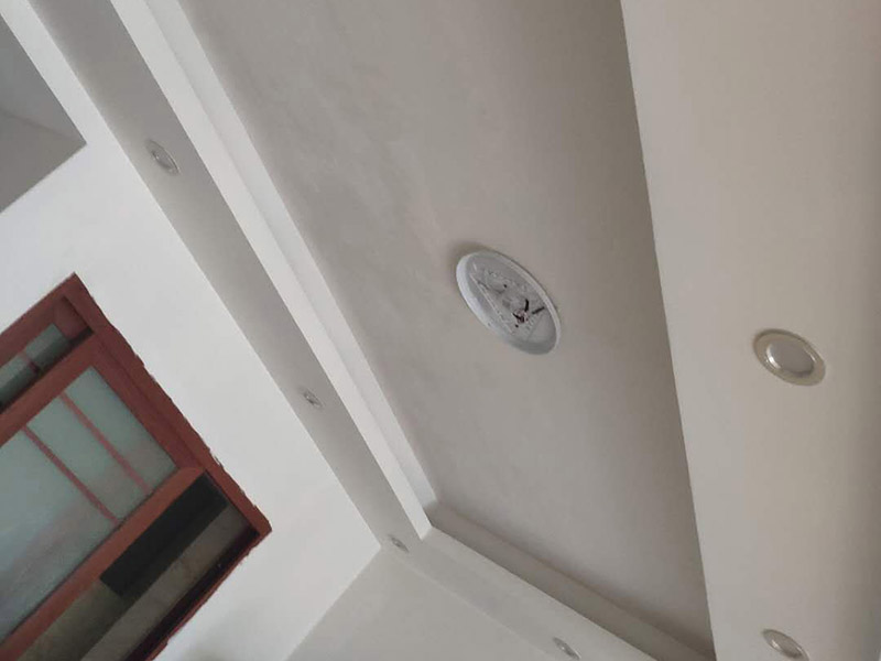 客廳頂面粉刷翻新：首先做基層處理：用膩子做墻面基層弄平。 接著要選擇一款質量信得過的乳膠漆底漆。最后進行墻布基膜的涂刷。做完這些，就可以在墻面上粘貼喜的壁紙了。 刷基膜的好處還在于以后換壁紙后方便，舊壁紙撕下后，墻面完好。它能滲入基面，使基面更堅固、耐久，同時又不受基面、水分、潮氣及堿性物質的影響，不致基面粉化。 水泥墻面也不可以直接刷涂料。即使墻面摸起來十分平滑，如果墻面沒有進行處理，直接刷涂料的話以后會出現(xiàn)裂痕、起皮、空鼓的現(xiàn)象。而且直接涂刷涂料，會蓋不住水泥墻的底色。 所以要先在水泥墻面涂刷界面劑，然后再進行找平處理，確定墻面的平整度小于4mm。最后在批刮兩遍耐水膩子。批刮完耐水膩子之后，粉刷涂料就好。膩子可以遮蓋水泥的灰色。