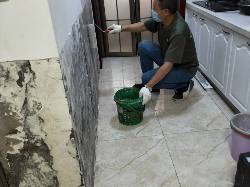 墻裙重新刮膩子翻新：我們鏟墻一般要鏟到抹灰層，然后檢查裂縫，常規(guī)來說，裂縫一般都選用牛皮紙帶或者防裂網(wǎng)格貼住裂縫。貼完之后要用界面劑把墻面基層處理一遍，作用就是讓后刮的膩子能更好的和以前的原有墻面粘合。刮膩子最好選顆粒細度較高和質(zhì)地較硬的膩子。刮膩子的時候要注意，刮涂的時候要均勻，上一遍施工之后要等這層徹底干透之后才能進行下一步的施工。墻面翻新刮膩子之后就是打磨，要對墻面打磨找平，先是用石膏對膩子進行修補然后用砂紙打磨。