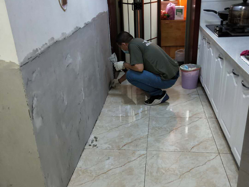 墻裙重新刮膩子翻新：我們鏟墻一般要鏟到抹灰層，然后檢查裂縫，常規(guī)來說，裂縫一般都選用牛皮紙帶或者防裂網(wǎng)格貼住裂縫。貼完之后要用界面劑把墻面基層處理一遍，作用就是讓后刮的膩子能更好的和以前的原有墻面粘合。刮膩子最好選顆粒細度較高和質(zhì)地較硬的膩子。刮膩子的時候要注意，刮涂的時候要均勻，上一遍施工之后要等這層徹底干透之后才能進行下一步的施工。墻面翻新刮膩子之后就是打磨，要對墻面打磨找平，先是用石膏對膩子進行修補然后用砂紙打磨。