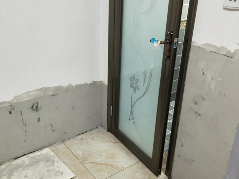 墻裙重新刮膩子翻新：我們鏟墻一般要鏟到抹灰層，然后檢查裂縫，常規(guī)來說，裂縫一般都選用牛皮紙帶或者防裂網(wǎng)格貼住裂縫。貼完之后要用界面劑把墻面基層處理一遍，作用就是讓后刮的膩子能更好的和以前的原有墻面粘合。刮膩子最好選顆粒細度較高和質(zhì)地較硬的膩子。刮膩子的時候要注意，刮涂的時候要均勻，上一遍施工之后要等這層徹底干透之后才能進行下一步的施工。墻面翻新刮膩子之后就是打磨，要對墻面打磨找平，先是用石膏對膩子進行修補然后用砂紙打磨。