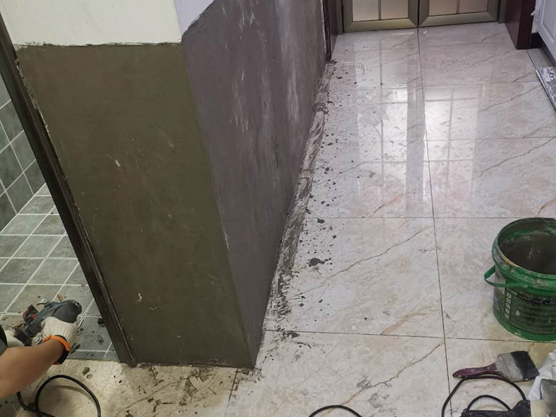 墻裙重新刮膩子翻新：我們鏟墻一般要鏟到抹灰層，然后檢查裂縫，常規(guī)來說，裂縫一般都選用牛皮紙帶或者防裂網(wǎng)格貼住裂縫。貼完之后要用界面劑把墻面基層處理一遍，作用就是讓后刮的膩子能更好的和以前的原有墻面粘合。刮膩子最好選顆粒細度較高和質(zhì)地較硬的膩子。刮膩子的時候要注意，刮涂的時候要均勻，上一遍施工之后要等這層徹底干透之后才能進行下一步的施工。墻面翻新刮膩子之后就是打磨，要對墻面打磨找平，先是用石膏對膩子進行修補然后用砂紙打磨。