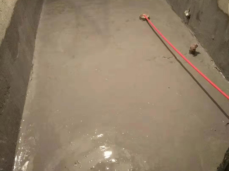 衛(wèi)生間刷防水：首先要進(jìn)行地面處理，確保地面干凈，沒(méi)有任何雜物污染，基層表面堅(jiān)實(shí)，無(wú)脫皮等現(xiàn)象，我們還要進(jìn)行地面找平，保證地面平整，沒(méi)有較大的缺陷和補(bǔ)痕。一般來(lái)說(shuō)，衛(wèi)生間的防水要做到180厘米，非淋浴墻面防水不能低于35厘米。小編建議防水統(tǒng)一做到180厘米。刷涂料不僅要注意高度，還有注意涂刷的厚度，國(guó)家規(guī)定防水涂料要涂到1.5毫米厚。防水涂料是要刷兩遍，第二遍涂料是要等第一遍涂料干透之后才能開(kāi)始刷。