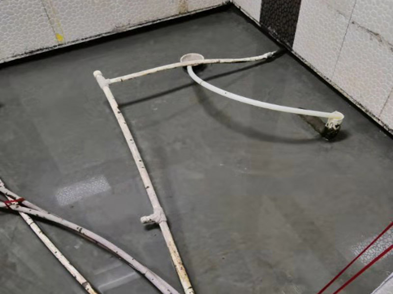 衛(wèi)生間閉水試驗：防水施工驗收，需要進行兩次閉水試驗。但是沒有規(guī)定兩次閉水試驗都是在什么時候做，所以不同地區(qū)、不同裝修公司，做兩次試驗的時間也不同。常見兩種做法： 1.第一次防水試驗在防水層施工完成，保護層施工之前進行，這種做法可以及早找出防水層施工的錯誤，并及時進行改正。 第二次防水試驗在保護層施工完成后進行，這一次試驗也是業(yè)主、物業(yè)對防水工程的驗收。 2.第一次防水試驗在防水完全施工后（保護層也施工完成），驗收也是在此時進行。 第二次防水試驗在地面、潔具施工完成后（入住前）。這樣做的好處，是可以檢查在地面施工時，是否對防水層造成了破壞。 無論使用哪種做法，在發(fā)現(xiàn)防水施工錯誤之后，應立刻進行維修。且維修后應該重新做兩次閉水試驗。