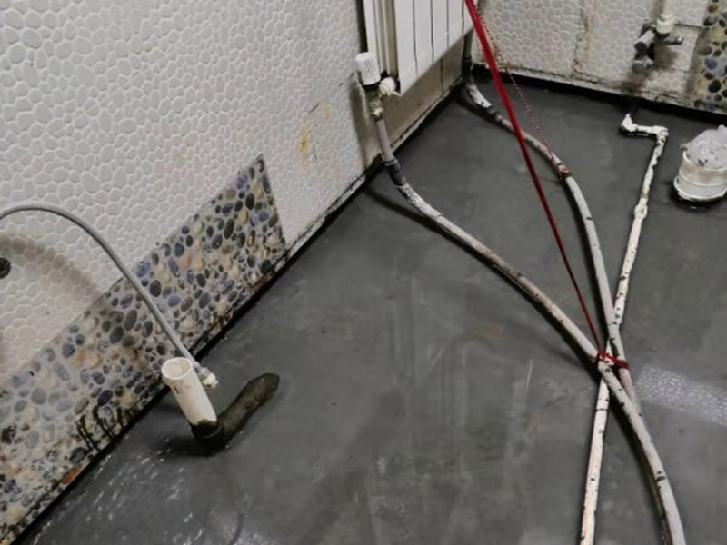 衛(wèi)生間閉水試驗：防水施工驗收，需要進行兩次閉水試驗。但是沒有規(guī)定兩次閉水試驗都是在什么時候做，所以不同地區(qū)、不同裝修公司，做兩次試驗的時間也不同。常見兩種做法： 1.第一次防水試驗在防水層施工完成，保護層施工之前進行，這種做法可以及早找出防水層施工的錯誤，并及時進行改正。 第二次防水試驗在保護層施工完成后進行，這一次試驗也是業(yè)主、物業(yè)對防水工程的驗收。 2.第一次防水試驗在防水完全施工后（保護層也施工完成），驗收也是在此時進行。 第二次防水試驗在地面、潔具施工完成后（入住前）。這樣做的好處，是可以檢查在地面施工時，是否對防水層造成了破壞。 無論使用哪種做法，在發(fā)現(xiàn)防水施工錯誤之后，應立刻進行維修。且維修后應該重新做兩次閉水試驗。