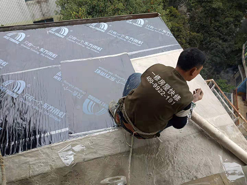 露臺屋頂防水：1.把基面處理成堅固、平整、干凈,無灰塵、油膩、蠟等以及其它碎屑物質(zhì);基面有孔隙、裂縫、不平等缺陷的,須預(yù)先用水泥砂漿修補(bǔ)抹平2.選擇適合家裝的防水材料。防水材料建議選擇柔嫩型的聚合物水泥基防水涂/漿料。3.注意防水要施工到位。