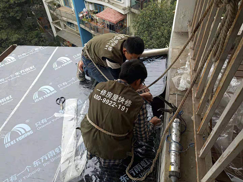 露臺屋頂防水：1.把基面處理成堅固、平整、干凈,無灰塵、油膩、蠟等以及其它碎屑物質(zhì);基面有孔隙、裂縫、不平等缺陷的,須預(yù)先用水泥砂漿修補(bǔ)抹平2.選擇適合家裝的防水材料。防水材料建議選擇柔嫩型的聚合物水泥基防水涂/漿料。3.注意防水要施工到位。