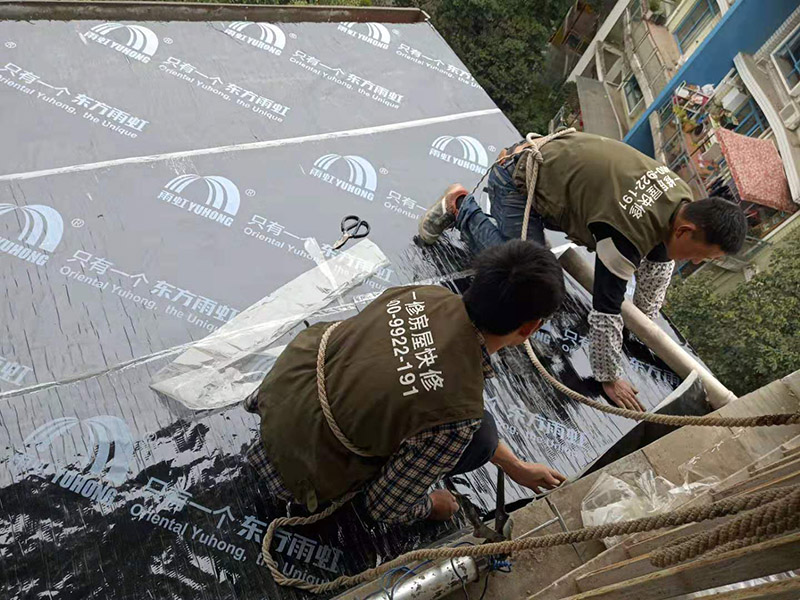 露臺屋頂防水：1.把基面處理成堅固、平整、干凈,無灰塵、油膩、蠟等以及其它碎屑物質(zhì);基面有孔隙、裂縫、不平等缺陷的,須預(yù)先用水泥砂漿修補(bǔ)抹平2.選擇適合家裝的防水材料。防水材料建議選擇柔嫩型的聚合物水泥基防水涂/漿料。3.注意防水要施工到位。