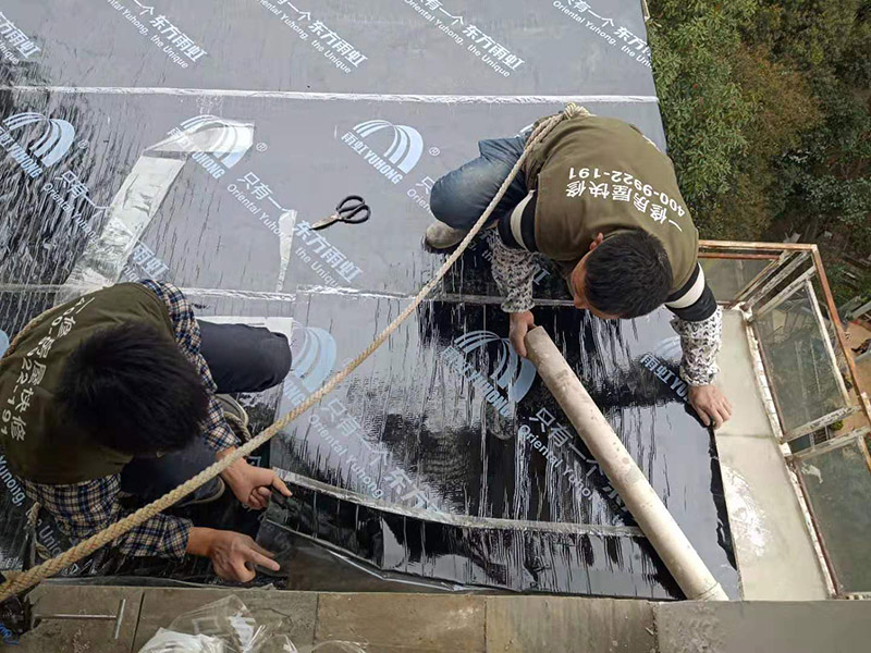 露臺屋頂防水：1.把基面處理成堅固、平整、干凈,無灰塵、油膩、蠟等以及其它碎屑物質(zhì);基面有孔隙、裂縫、不平等缺陷的,須預(yù)先用水泥砂漿修補(bǔ)抹平2.選擇適合家裝的防水材料。防水材料建議選擇柔嫩型的聚合物水泥基防水涂/漿料。3.注意防水要施工到位。