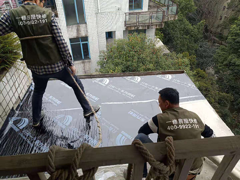 露臺屋頂防水：1.把基面處理成堅固、平整、干凈,無灰塵、油膩、蠟等以及其它碎屑物質(zhì);基面有孔隙、裂縫、不平等缺陷的,須預(yù)先用水泥砂漿修補(bǔ)抹平2.選擇適合家裝的防水材料。防水材料建議選擇柔嫩型的聚合物水泥基防水涂/漿料。3.注意防水要施工到位。