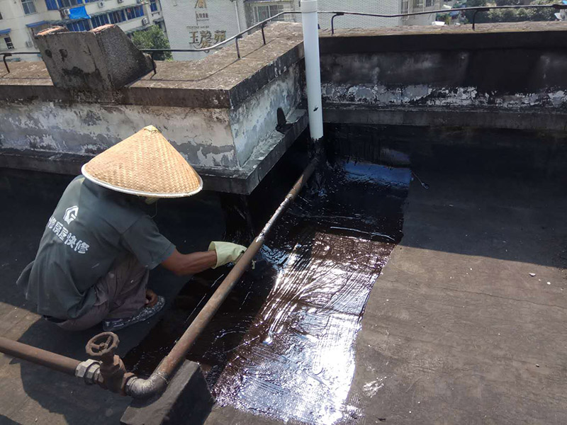 屋頂防水施工：首先，用水泥砂漿找平，同時做好防水層和保護層，然后，檢查基層處理并進行清理，要求不能有任何雜質(zhì)，且屋面必須保持干燥，否則會直接影響防水效果，最后，根據(jù)當天的施工量配置相應的瀝青，并參照從高到低、從遠到近的順序，開始鋪貼屋面防水卷材。