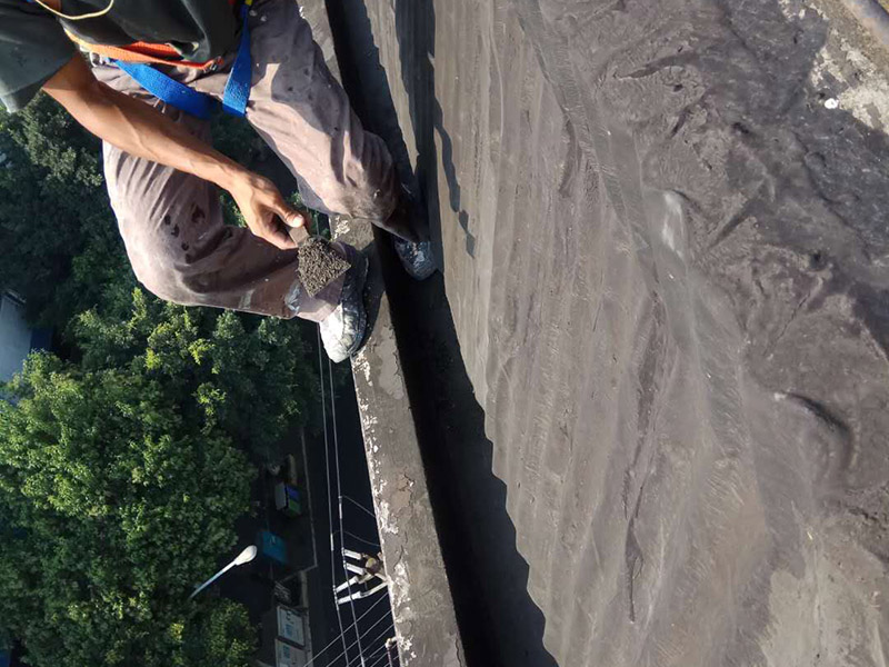 屋頂防水施工：首先，用水泥砂漿找平，同時做好防水層和保護層，然后，檢查基層處理并進行清理，要求不能有任何雜質(zhì)，且屋面必須保持干燥，否則會直接影響防水效果，最后，根據(jù)當天的施工量配置相應的瀝青，并參照從高到低、從遠到近的順序，開始鋪貼屋面防水卷材。