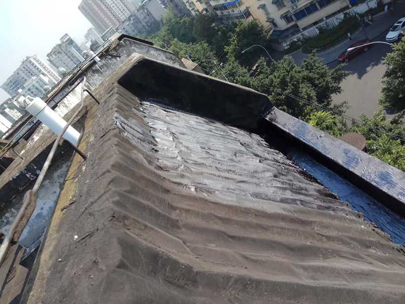 屋頂防水施工：首先，用水泥砂漿找平，同時做好防水層和保護層，然后，檢查基層處理并進行清理，要求不能有任何雜質(zhì)，且屋面必須保持干燥，否則會直接影響防水效果，最后，根據(jù)當天的施工量配置相應的瀝青，并參照從高到低、從遠到近的順序，開始鋪貼屋面防水卷材。