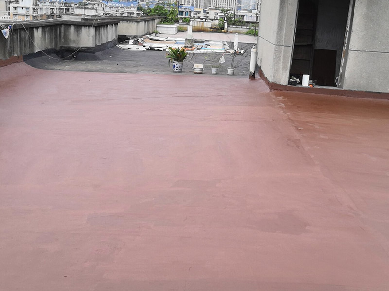 樓頂屋面防水涂刷：1．在干燥表基面上施工防水涂料前應(yīng)先濕潤基du面至無明水為準(zhǔn)，若基面潮濕但無明水可直接施工。2．按配比先將防水漿料乳液倒入拌料桶中，然后再將粉料倒入，充分?jǐn)嚢柚辆鶆?、無料粒糊狀，靜置十分鐘后再攪拌一下，效果更佳。3．用毛刷或滾刷直接將膠漿涂刷在基面上，待第一層完全干透后（約2小時或手擦不粘為準(zhǔn)），再涂刷第二遍，兩遍的涂刷方向應(yīng)交錯。