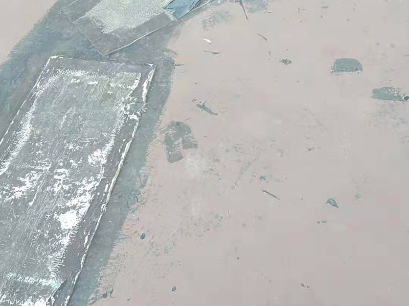 樓頂屋面防水涂刷：1．在干燥表基面上施工防水涂料前應(yīng)先濕潤基du面至無明水為準(zhǔn)，若基面潮濕但無明水可直接施工。2．按配比先將防水漿料乳液倒入拌料桶中，然后再將粉料倒入，充分?jǐn)嚢柚辆鶆?、無料粒糊狀，靜置十分鐘后再攪拌一下，效果更佳。3．用毛刷或滾刷直接將膠漿涂刷在基面上，待第一層完全干透后（約2小時或手擦不粘為準(zhǔn)），再涂刷第二遍，兩遍的涂刷方向應(yīng)交錯。