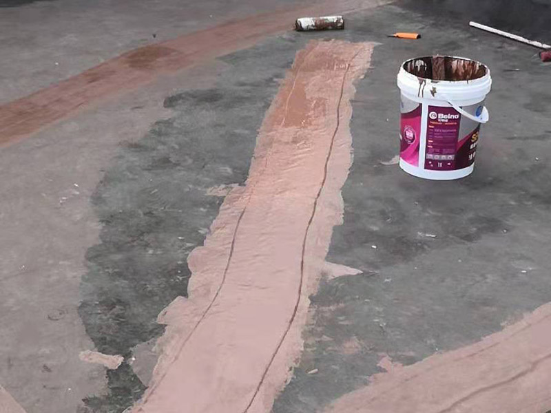 樓頂屋面防水涂刷：1．在干燥表基面上施工防水涂料前應(yīng)先濕潤基du面至無明水為準(zhǔn)，若基面潮濕但無明水可直接施工。2．按配比先將防水漿料乳液倒入拌料桶中，然后再將粉料倒入，充分?jǐn)嚢柚辆鶆?、無料粒糊狀，靜置十分鐘后再攪拌一下，效果更佳。3．用毛刷或滾刷直接將膠漿涂刷在基面上，待第一層完全干透后（約2小時或手擦不粘為準(zhǔn)），再涂刷第二遍，兩遍的涂刷方向應(yīng)交錯。